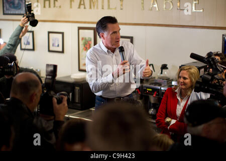 Il 1 gennaio 2012. - Atlantic, Iowa, USA - candidato presidenziale repubblicano Mitt Romney parla a tavola con la famiglia nel Ristorante Atlantico, Iowa, domenica 1 gennaio 2012. Candidato presidenziale repubblicano Mitt Romney ha parlato a una grande folla di tifosi e giornalisti nel corso di una campagna di arresto Foto Stock