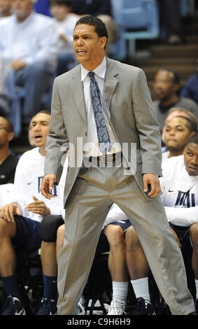 Gen 01, 2012 - Chapel Hill, North Carolina, Stati Uniti d'America - Monmouth Hawks Head Coach ed ex Carolina Tarheel re di riso come l'università di North Carolina Tar Heels sconfiggere il Monmouth falchi con un punteggio finale di 102-65 come hanno giocato mens college basketball presso il Dean Smith Center situato in cappella H Foto Stock