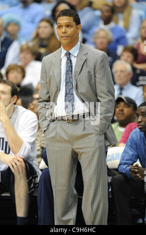 Gen 01, 2012 - Chapel Hill, North Carolina, Stati Uniti d'America - Monmouth Hawks Head Coach ed ex Carolina Tarheel re di riso come l'università di North Carolina Tar Heels sconfiggere il Monmouth falchi con un punteggio finale di 102-65 come hanno giocato mens college basketball presso il Dean Smith Center situato in cappella H Foto Stock