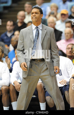 Gen 01, 2012 - Chapel Hill, North Carolina, Stati Uniti d'America - Monmouth Hawks Head Coach ed ex Carolina Tarheel re di riso come l'università di North Carolina Tar Heels sconfiggere il Monmouth falchi con un punteggio finale di 102-65 come hanno giocato mens college basketball presso il Dean Smith Center situato in cappella H Foto Stock