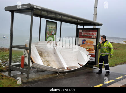 Regno Unito, alta venti pastella il paese, un pescatore della barca è stata soffiata in gale force venti da vicino Chesil Beach su una strada principale molto trafficata e finito per ottenere presentata in un bus shelter. 030112 Immagine: Dorset Media Service. Foto Stock