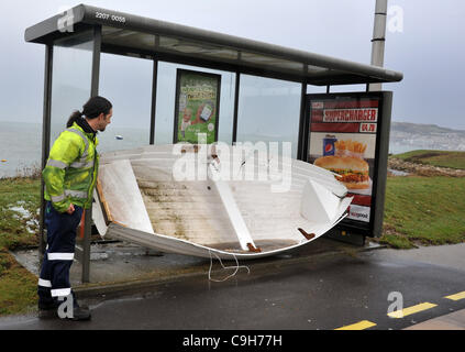 Regno Unito, alta venti pastella il paese, un pescatore della barca è stata soffiata in gale force venti da vicino Chesil Beach su una strada principale molto trafficata e finito per ottenere presentata in un bus shelter. 030112 Immagine: Dorset Media Service. Foto Stock