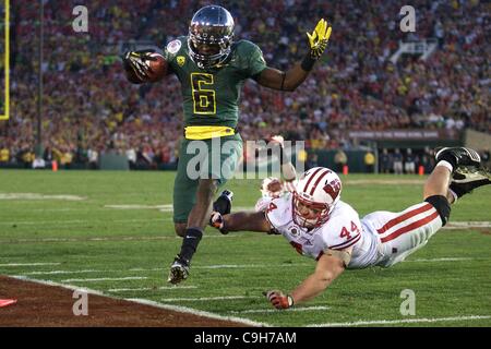 Gen 2, 2012 - Pasadena, California, Stati Uniti- running back de'ANTHONY THOMAS (6) dell'Oregon Ducks si stacca dal Wisconsin difensori, durante il novantottesimo annuale Rose Bowl. (Credito Immagine: © Tony Leon/Southcreek/ZUMAPRESS.com) Foto Stock