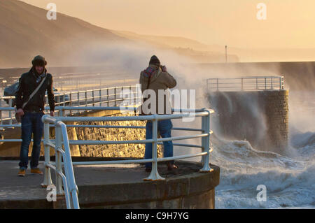 Il mare in tempesta sulla costa gallese dopo gale force venti pastella molto della Gran Bretagna la scorsa notte - Aberystwyth, UK. Photo credit: Graham M. Lawrence/Alamy Live News. Foto Stock