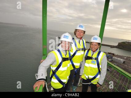 Olympic tower cerimonia rivoluzionaria di Weymouth, Dorset. Atleti olimpionici Annie lussureggianti, centro, Kate, sinistra e Lucy Macgregor Foto Stock