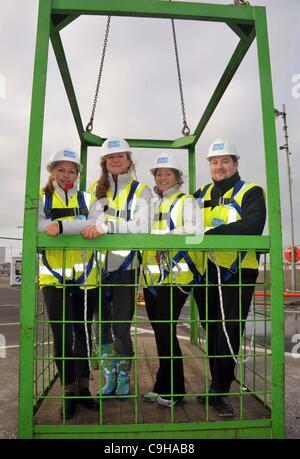 Olympic tower cerimonia rivoluzionaria di Weymouth, Dorset. Atleti olimpionici Annie lussureggianti, centro, Kate, sinistra e Lucy Macgregor Foto Stock