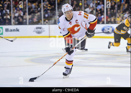 5 gennaio 2012 - Boston, Massachusetts, STATI UNITI - Calgary Flames ala destra Jarome Iginla (12) invia il puck nella zona offensiva. Il Boston Bruins portano la Calgary Flames 3 - 0 dopo il primo periodo a TD Garden. (Credito Immagine: © Geoff Bolte/Southcreek/ZUMAPRESS.com) Foto Stock