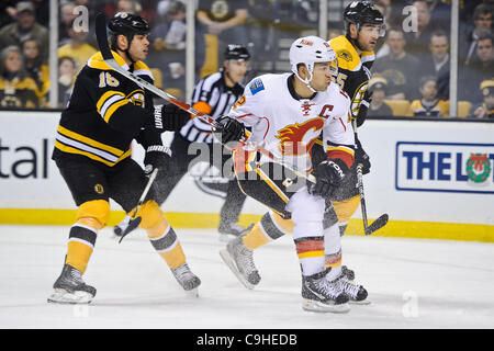 5 gennaio 2012 - Boston, Massachusetts, STATI UNITI - Calgary Flames ala destra Jarome Iginla (12) pattini verso il puck. Il Boston Bruins portano la Calgary Flames 3 - 0 dopo il primo periodo a TD Garden. (Credito Immagine: © Geoff Bolte/Southcreek/ZUMAPRESS.com) Foto Stock