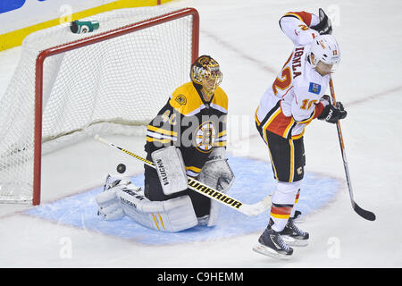 5 gennaio 2012 - Boston, Massachusetts, STATI UNITI - Calgary Flames ala destra Jarome Iginla (12) blocca la vista dei Boston Bruins goalie Tuukka Rask (40) ma Rask sarebbe ancora effettuare il salvataggio finale del gioco. Rask registrato il suo terzo shutout della stagione, l'arresto 25 scatti. Il Boston Bruins sconfiggere la Calgary Foto Stock