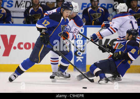 5 gennaio 2012 - Saint Louis, Missouri, Stati Uniti - San Louis Blues centro Vladimir Sobotka (17) in azione durante una partita di NHL tra i lubrificatori de Edmonton e St. Louis Blues al Scottrade Center di Saint Louis, Missouri. (Credito Immagine: © Scott Kane/Southcreek/ZUMAPRESS.com) Foto Stock