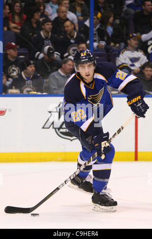 5 gennaio 2012 - Saint Louis, Missouri, Stati Uniti - San Louis Blues defenceman Kevin Shattenkirk (22) in azione durante una partita di NHL tra i lubrificatori de Edmonton e St. Louis Blues al Scottrade Center di Saint Louis, Missouri. (Credito Immagine: © Scott Kane/Southcreek/ZUMAPRESS.com) Foto Stock