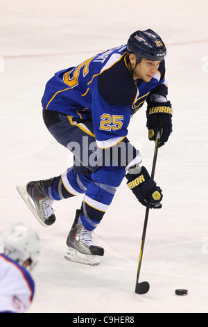 5 gennaio 2012 - Saint Louis, Missouri, Stati Uniti - San Louis Blues ala destra Chris Stewart (25) in azione durante una partita di NHL tra i lubrificatori de Edmonton e St. Louis Blues al Scottrade Center di Saint Louis, Missouri. (Credito Immagine: © Scott Kane/Southcreek/ZUMAPRESS.com) Foto Stock