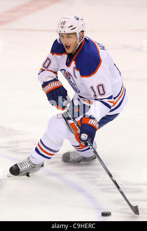 5 gennaio 2012 - Saint Louis, Missouri, Stati Uniti - Edmonton lubrificatori center Shawn Horcoff (10) in azione durante una partita di NHL tra i lubrificatori de Edmonton e St. Louis Blues al Scottrade Center di Saint Louis, Missouri. (Credito Immagine: © Scott Kane/Southcreek/ZUMAPRESS.com) Foto Stock