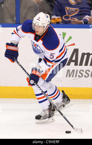 5 gennaio 2012 - Saint Louis, Missouri, Stati Uniti - Edmonton lubrificatori defenceman Ladislav Smid (5) in azione durante una partita di NHL tra i lubrificatori de Edmonton e St. Louis Blues al Scottrade Center di Saint Louis, Missouri. (Credito Immagine: © Scott Kane/Southcreek/ZUMAPRESS.com) Foto Stock