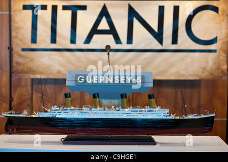 Il modello in scala del Titanic sul visualizzatore in corrispondenza di un anteprima dei supporti per l'asta di recupero materiale recuperato dal relitto del RMS Titanic, visto alla Intrepid Sea Air & Space Museum di New York il Giovedi, 5 gennaio 2012. Oltre 5000 voci, ha recuperato oltre otto la ricerca e il recupero di missioni, Foto Stock