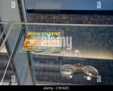 Recuperati artefatti sul visualizzatore in corrispondenza di un anteprima dei supporti per l'asta di recupero materiale recuperato dal relitto del RMS Titanic, visto alla Intrepid Sea Air & Space Museum di New York il Giovedi, 5 gennaio 2012. Oltre 5000 voci, ha recuperato oltre otto la ricerca e il recupero di missioni, sono Foto Stock