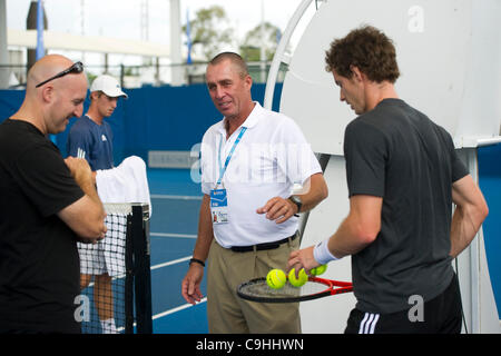 07.01.2012. Brisbane, Australia. TENNIS ATP 250 - Aeroporto Internazionale di Brisbane a 2012 - Sessione di formazione . Azione dal giorno 7 al Brisbane International ha suonato presso la Queensland Centro Tennis, Brisbane Australia. Immagine mostra Andy Murray formazione con il suo allenatore Ivan Lendl prima della sua semi-finale corrispondono. Foto Stock