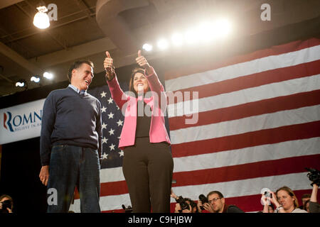 Derry, NH, Stati Uniti - 1/7/12 - Mitt Romney si erge con la Carolina del Sud governatore Nikki R. Haley, destra, come essi sono introdotti durante una campagna stop alla Pinkerton Academy di Derry, NH Gennaio 7, 2012, come egli le campagne per la nomina repubblicana per il presidente prima del New Hampshire Prima Foto Stock