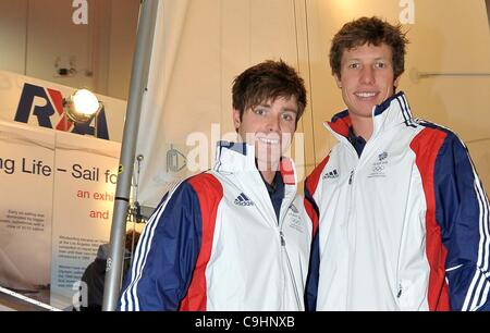 ExCel, LONDON, Regno Unito, Lunedì 09/01/2012. Luca pazienza (sinistra) e Stuart Bithell. 470 class sailing team per GB a le Olimpiadi del 2012. Annuncio TeamGB della vela atleti. Foto Stock