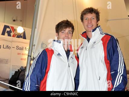 ExCel, LONDON, Regno Unito, Lunedì 09/01/2012. Luca pazienza (sinistra) e Stuart Bithell. 470 class sailing team per GB a le Olimpiadi del 2012. Annuncio TeamGB della vela atleti. Foto Stock