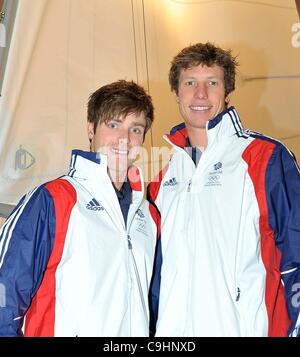 ExCel, LONDON, Regno Unito, Lunedì 09/01/2012. Luca pazienza (sinistra) e Stuart Bithell. 470 class sailing team per GB a le Olimpiadi del 2012. Annuncio TeamGB della vela atleti. Foto Stock