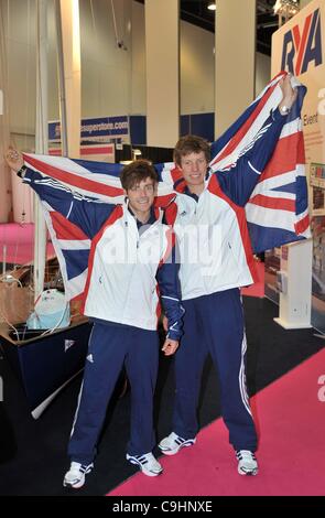 ExCel, LONDON, Regno Unito, Lunedì 09/01/2012. Luca pazienza (sinistra) e Stuart Bithell. 470 class sailing team per GB a le Olimpiadi del 2012. Annuncio TeamGB della vela atleti. Foto Stock