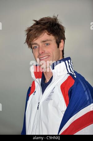 ExCel, LONDON, Regno Unito, Lunedì 09/01/2012. Luca pone pazienza con la bandiera europea. 470 class sailing team per GB a le Olimpiadi del 2012. Annuncio TeamGB della vela atleti. Foto Stock