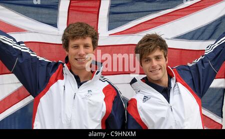 ExCel, LONDON, Regno Unito, Lunedì 09/01/2012. Luca pazienza (destra) e Stuart Bithell. 470 class sailing team per GB a le Olimpiadi del 2012. Annuncio TeamGB della vela atleti. Foto Stock