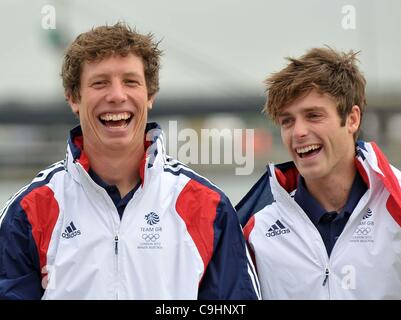 ExCel, LONDON, Regno Unito, Lunedì 09/01/2012. Luca pazienza (destra) e Stuart Bithell ridere. 470 class sailing team per GB a le Olimpiadi del 2012. Annuncio TeamGB della vela atleti. Foto Stock