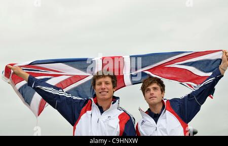 ExCel, LONDON, Regno Unito, Lunedì 09/01/2012. Luca pazienza (destra) e Stuart Bithell. 470 class sailing team per GB a le Olimpiadi del 2012. Annuncio TeamGB della vela atleti. Foto Stock