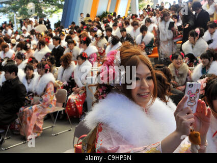 9 gennaio 2012, Chiba, Giappone - Giapponese di giovani ragazzi e ragazze, tutti vestiti in abiti raffinati e a maniche lunghe abiti kimono, celebrare la venuta del giorno di età presso il Tokyo Disneyland, a est di Tokyo. A partire dal 1 gennaio 2012, un importo stimato in 1,22 milioni di giapponesi ruotato di 20 anni nel corso dell'anno passato. Foto Stock