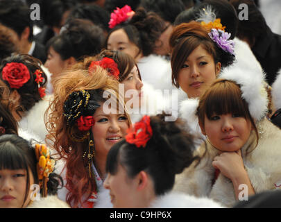 9 gennaio 2012, Chiba, Giappone - Giapponese di giovani ragazzi e ragazze, tutti vestiti in abiti raffinati e a maniche lunghe abiti kimono, celebrare la venuta del giorno di età presso il Tokyo Disneyland, a est di Tokyo. A partire dal 1 gennaio 2012, un importo stimato in 1,22 milioni di giapponesi ruotato di 20 anni nel corso dell'anno passato. Foto Stock