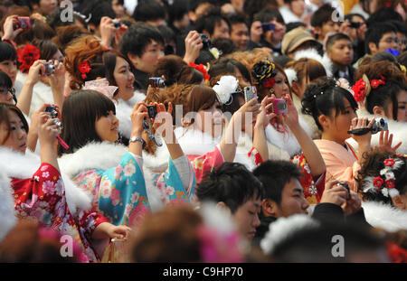 9 gennaio 2012, Chiba, Giappone - Giapponese di giovani ragazzi e ragazze, tutti vestiti in abiti raffinati e a maniche lunghe abiti kimono, celebrare la venuta del giorno di età presso il Tokyo Disneyland, a est di Tokyo. A partire dal 1 gennaio 2012, un importo stimato in 1,22 milioni di giapponesi ruotato di 20 anni nel corso dell'anno passato. Foto Stock