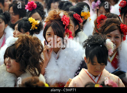 9 gennaio 2012, Chiba, Giappone - Giapponese di giovani ragazzi e ragazze, tutti vestiti in abiti raffinati e a maniche lunghe abiti kimono, celebrare la venuta del giorno di età presso il Tokyo Disneyland, a est di Tokyo. A partire dal 1 gennaio 2012, un importo stimato in 1,22 milioni di giapponesi ruotato di 20 anni nel corso dell'anno passato. Foto Stock