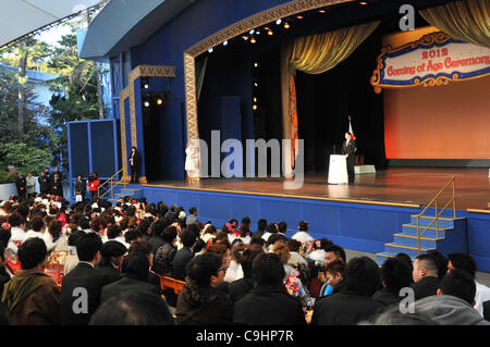 9 gennaio 2012, Chiba, Giappone - Giapponese di giovani ragazzi e ragazze, tutti vestiti in abiti raffinati e a maniche lunghe abiti kimono, celebrare la venuta del giorno di età presso il Tokyo Disneyland, a est di Tokyo. A partire dal 1 gennaio 2012, un importo stimato in 1,22 milioni di giapponesi ruotato di 20 anni nel corso dell'anno passato. Foto Stock