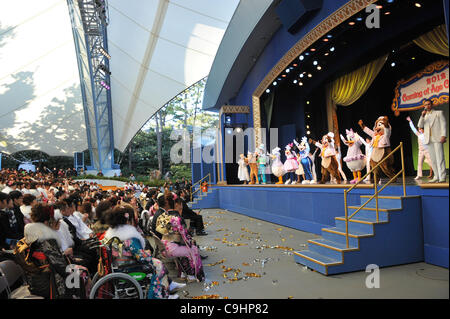 9 gennaio 2012, Chiba, Giappone - Giapponese di giovani ragazzi e ragazze, tutti vestiti in abiti raffinati e a maniche lunghe abiti kimono, celebrare la venuta del giorno di età presso il Tokyo Disneyland, a est di Tokyo. A partire dal 1 gennaio 2012, un importo stimato in 1,22 milioni di giapponesi ruotato di 20 anni nel corso dell'anno passato. Foto Stock