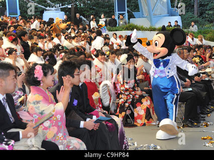 9 gennaio 2012, Chiba, Giappone - Giapponese di giovani ragazzi e ragazze, tutti vestiti in abiti raffinati e a maniche lunghe abiti kimono, celebrare la venuta del giorno di età presso il Tokyo Disneyland, a est di Tokyo. A partire dal 1 gennaio 2012, un importo stimato in 1,22 milioni di giapponesi ruotato di 20 anni nel corso dell'anno passato. Foto Stock