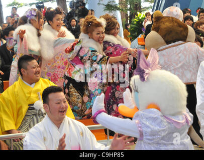 9 gennaio 2012, Chiba, Giappone - Giapponese di giovani ragazzi e ragazze, tutti vestiti in abiti raffinati e a maniche lunghe abiti kimono, celebrare la venuta del giorno di età presso il Tokyo Disneyland, a est di Tokyo. A partire dal 1 gennaio 2012, un importo stimato in 1,22 milioni di giapponesi ruotato di 20 anni nel corso dell'anno passato. Foto Stock