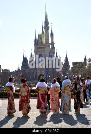 9 gennaio 2012, Chiba, Giappone - Giapponese di giovani ragazzi e ragazze, tutti vestiti in abiti raffinati e a maniche lunghe abiti kimono, celebrare la venuta del giorno di età presso il Tokyo Disneyland, a est di Tokyo. A partire dal 1 gennaio 2012, un importo stimato in 1,22 milioni di giapponesi ruotato di 20 anni nel corso dell'anno passato. Foto Stock