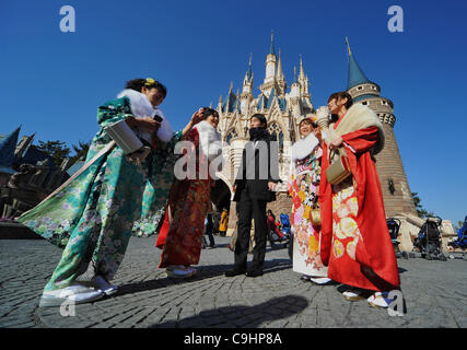 9 gennaio 2012, Chiba, Giappone - Giapponese di giovani ragazzi e ragazze, tutti vestiti in abiti raffinati e a maniche lunghe abiti kimono, celebrare la venuta del giorno di età presso il Tokyo Disneyland, a est di Tokyo. A partire dal 1 gennaio 2012, un importo stimato in 1,22 milioni di giapponesi ruotato di 20 anni nel corso dell'anno passato. Foto Stock