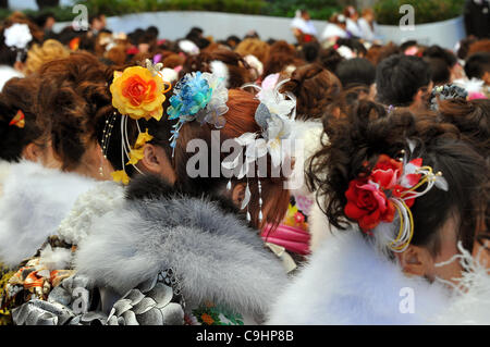 9 gennaio 2012, Chiba, Giappone - Giapponese di giovani ragazzi e ragazze, tutti vestiti in abiti raffinati e a maniche lunghe abiti kimono, celebrare la venuta del giorno di età presso il Tokyo Disneyland, a est di Tokyo. A partire dal 1 gennaio 2012, un importo stimato in 1,22 milioni di giapponesi ruotato di 20 anni nel corso dell'anno passato. Foto Stock