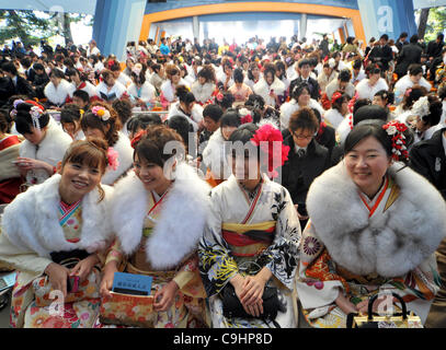 9 gennaio 2012, Chiba, Giappone - Giapponese di giovani ragazzi e ragazze, tutti vestiti in abiti raffinati e a maniche lunghe abiti kimono, celebrare la venuta del giorno di età presso il Tokyo Disneyland, a est di Tokyo. A partire dal 1 gennaio 2012, un importo stimato in 1,22 milioni di giapponesi ruotato di 20 anni nel corso dell'anno passato. Foto Stock