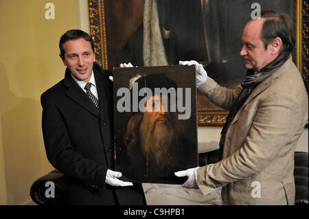 Trovata di nuovo Rinascimento ritratto di Leonardo da Vinci è stata trasferita al Castello di Zbiroh. Sul lato sinistro il fondatore della pittura Nicola Barbatelli, sulla destra è Jaroslav Pacha dal Castello di Zbiroh. Nella foto di Zbiroh, la Repubblica ceca, l'8 gennaio 2011 (CTK foto/Petr Eret) Foto Stock