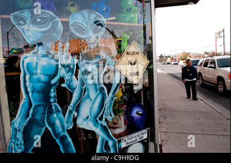 Dic. 27, 2010 - Roswell, New Mexico, U.S - un business la finestra di visualizzazione a Roswell vicino all'International UFO Museum e il centro di ricerca. Molti appassionati di UFO credere un alieno schianto astronave sbarcati in un ranch nei pressi di Roswell nel 1947. Il collegamento UFO attira turisti al piccolo Sud del New Mexico per Foto Stock