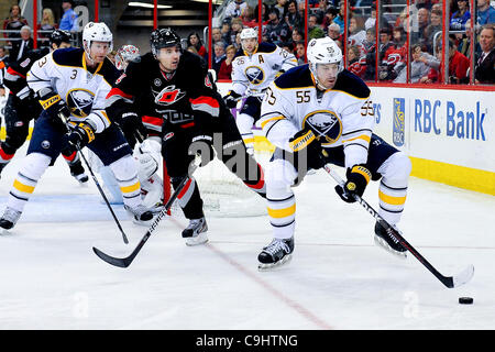 Gennaio 6, 2012 - Raleigh, North Carolina, Stati Uniti - Buffalo Sabres centro Jochen Hecht (55) sposta il disco durante il gioco tonights.uragani sconfitto Buffalo 4-2 a RBC Center in Raleigh North Carolina. (Credito Immagine: © Anthony Barham/Southcreek/ZUMAPRESS.com) Foto Stock