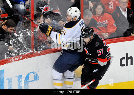 Gennaio 6, 2012 - Raleigh, North Carolina, Stati Uniti - durante il gioco tonights.uragani sconfitto Buffalo 4-2 a RBC Center in Raleigh North Carolina. (Credito Immagine: © Anthony Barham/Southcreek/ZUMAPRESS.com) Foto Stock