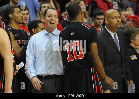 Gen 07, 2012 - Piscataway, New Jersey, Stati Uniti - Rutgers Scarlet Knights capo allenatore Mike riso celebra il suo team la vittoria con la protezione/avanti Mike Poole (10) durante la seconda metà orientale grande NCAA di pallacanestro degli uomini di azione tra #8 UConn e Rutgers al Louis Brown Rutgers Athletic Center. Rutgers sconvolto Foto Stock