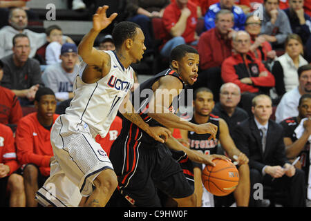 Gen 07, 2012 - Piscataway, New Jersey, Stati Uniti - Rutgers Scarlet Knights guard Jerome Seagears (1) dribbling contro Connecticut Huskies guard Ryan Boatright (11) durante la seconda metà orientale grande NCAA di pallacanestro degli uomini di azione tra #8 UConn e Rutgers al Louis Brown Rutgers Athletic Center. Rutgers ups Foto Stock