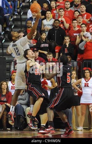 Gen 07, 2012 - Piscataway, New Jersey, Stati Uniti - Connecticut Huskies centro Andre Drummond (12) afferra un rimbalzo offensivo su Rutgers Scarlet Knights avanti Gilvydas Biruta (55) e la protezione Eli carter (5) durante la seconda metà orientale grande NCAA di pallacanestro degli uomini di azione tra #8 UConn e Rutgers alla Loui Foto Stock