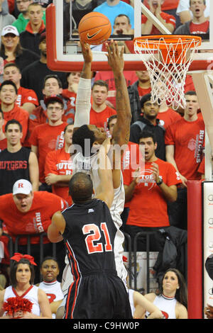 Gen 07, 2012 - Piscataway, New Jersey, Stati Uniti - Rutgers Scarlet Knights avanti/center Austin Johnson (21) falli Connecticut Huskies avanti/center Alex Oriakhi (34) mentre Oriakhi stava tentando una Slam Dunk durante la seconda metà orientale grande NCAA di pallacanestro degli uomini di azione tra #8 UConn e Rutgers presso la Lo Foto Stock